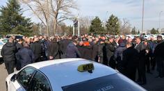 Taxikáři vyšli z aut, aby si stěžovali. Nelíbí se jim nový zákon