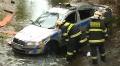Krátká policejní honička: Hlídkový vůz skončil v potoce