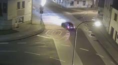Muž měl driftovat na křižovatce uprostřed města na Jičínsku. Jízda skončila nehodou