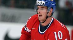 Červenka boj o NHL vzdal. Radši jde za Růžičkou do Chomutova
