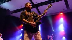 Rocková hvězda musela podstoupit akutní operaci. Lékaři v mozku odhalili nádory