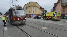 Chodce v Praze srazila tramvaj. Vážně zraněný mladík skončil v umělém spánku