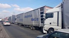 V Praze se srazilo šest kamionů, zablokovaly výpadovku na Ústí