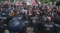 V Berlíně se konal propalestinský protest. Jednoho policistu dav málem ušlapal