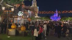 Čína kvůli covidu uzavřela Disneyland. Uvěznila v něm tisíce návštěvníků