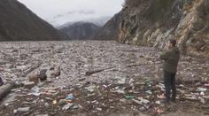 Řeka na Balkáně se změnila ve skládku. Ročně tam skončí 800 000 tun odpadu