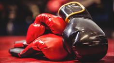 Boxerská tragédie v přímém přenosu. Mistryně světa po knokautu bojuje o život
