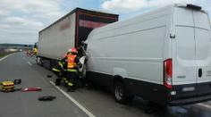 Nehoda nákladního auta a dodávky zablokovala dálnici D1, jeden zraněný