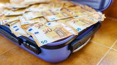 Policie pátrá po kufru plném peněz. Majitel v něm měl přes dva miliony korun