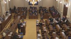 Poslanci si odmítli zmrazit platy. Od příštího roku porostou o tisíce korun