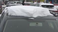 Zasněžené auto musíte očistit. Jinak hrozí vysoké pokuty