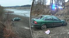 Auto skončilo v rybníku u Merklína! Řidička (18) měla štěstí