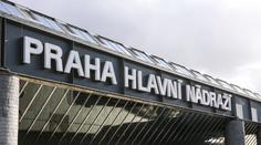 Na hlavním nádraží přespávají stovky uprchlíků. Řešením má být stanové městečko