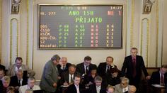 Poslanci zařízli maturity, šrotovné prošlo. JAK HLASOVALI