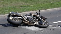 Sedmdesátiletý motorkář se srazil s autem a zemřel. Vyhýbal se česačům třešní