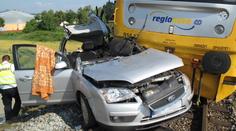 Auto jelo vedle vlaku, pak náhle pod něj. Řidič srážku nepřežil!
