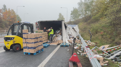 U Pražského okruhu se převrátil kamion. Sjezd v Řepích byl 12 hodin uzavřený