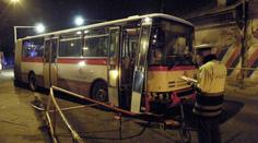 Autobus narazil do zábradlí. Obtěžovali řidiče opilí cestující?