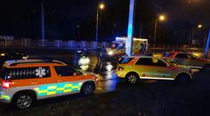 Otec se synkem šli na červenou, smetlo je projíždějící auto
