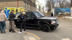 Ozbrojený muž ujížděl v teréňáku Prahou, policisté museli střílet!