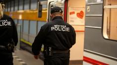 Muž před policisty utekl do tunelu, metro na lince A se zastavilo!