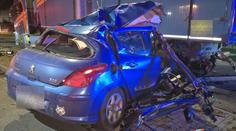 Auto po nárazu do kamionu skončilo zdemolované. Mladík v nemocnici zemřel