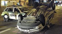 VIDEO: Srážka dvou policejních aut v Praze. Jedno bylo na střeše