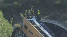 VIDEO: Děsivá nehoda autobusu. Převrátil se před vjezdem do tunelu
