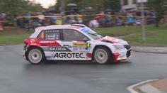Silnice se proměnily v parkoviště. Tisíce lidí na Zlínsku vyrazily na rally