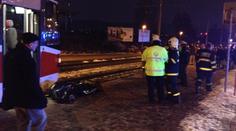 Žena v Praze nepřežila srážku s tramvají! Tělo museli vyprostit hasiči!