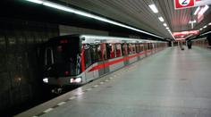 VELKÁ ANKETA dopravního podniku: Má být v metru poslední vagon pro nezadané?