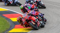 Bratři Márquezovi poprvé společně na bedně. V Německu vyhrál Bagnaia
