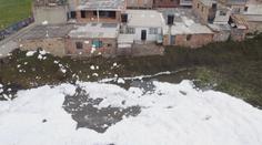 "Létající" pěna pokryla kolumbijské město. Může za to znečištěná řeka