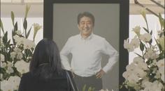 Japonci dali poslední sbohem expremiérovi Abemu. Zabil ho atentátník