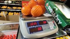 Balení ovoce v supermarketu bylo lehčí, než garantovala cenovka