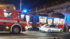 Další brněnský řidič zkoušel přetlačit tramvaj. Ta auto slisovala ke zdi