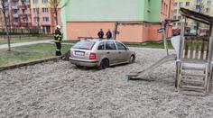 Řidič zaparkoval na dětském hřišti. Cestou poškodil několik aut