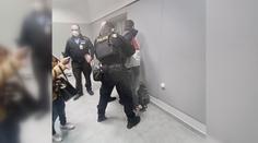 Policie dopadla mezinárodně hledaného muže. Údajně vraždil v Indii