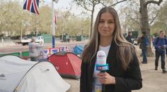 Reportérka dorazila do Londýna. Podél cesty k Buckinghamskému paláci stanují čekající lidé