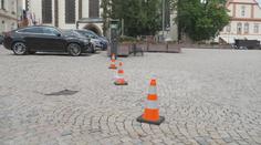 V Táboře začaly mizet dopravní kužely. Pachateli se nakonec vymstily městské kamery