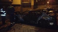 Žena si přeparkovala auto. Krátce na to ho zničil oheň
