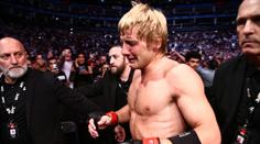 UFC zápasník poslal po výhře dojemný vzkaz. Věnoval ho zesnulým kamarádům
