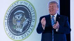 Trumpova potupa: Při proslovu za ním promítli upravený znak