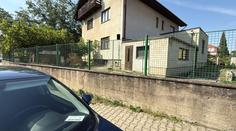 V Kunraticích našli svázaného a zavražděného seniora. Pachatel je na útěku