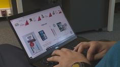 Nákup dárků na instagramu a facebooku? Hazard s penězi, varuje expert