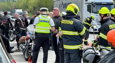 Na dálnici zůstala ležet pneumatika. Narazili do ní motorkáři. Tři zranění
