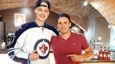 Hokejista Winnipegu Špaček: Podpořil nemocného hokejbalistu!