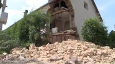 Část domu se zřítila kvůli špatné opravě! Muže i psa vytáhli z trosek
