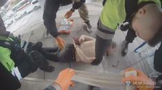 VIDEO: Strážníci zadrželi muže, který se v Praze řezal kusem plechu