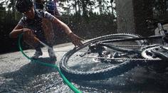 Lidé cestě z Karviné přezdívají SILNICE SMRTI! V noci na ní přišel o život cyklista
